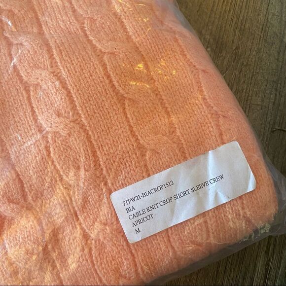 New JoosTricot cable knit crop virgin wool sweater in apricot • Medium - Picture 7 of 9